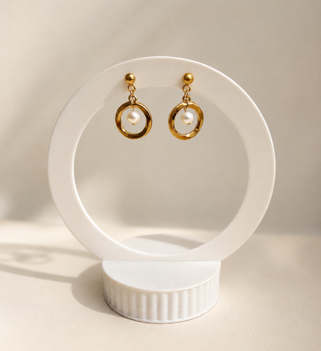 Boucles d’oreilles dorées avec perle d’eau douce