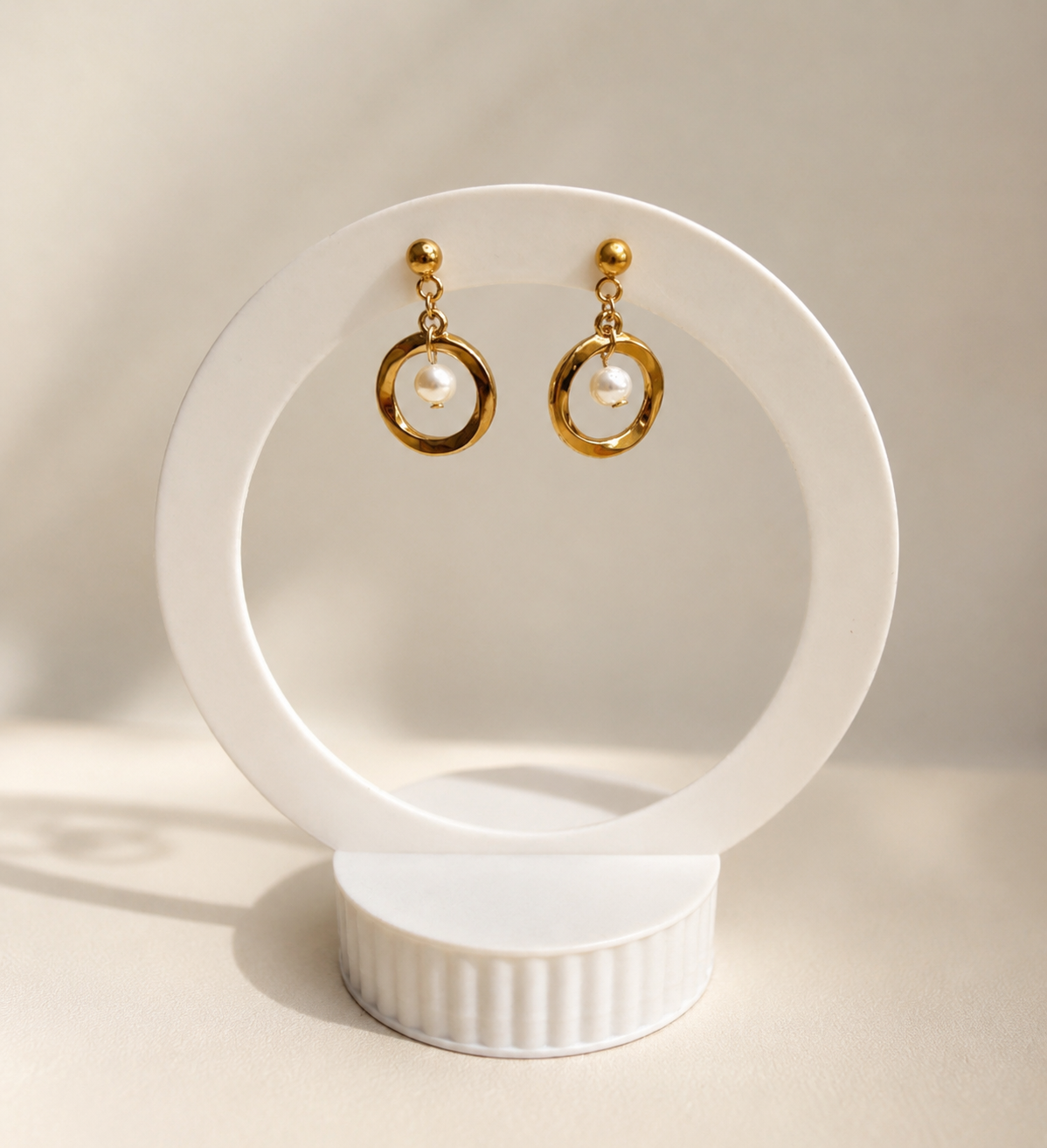 Boucles d’oreilles dorées avec perle d’eau douce